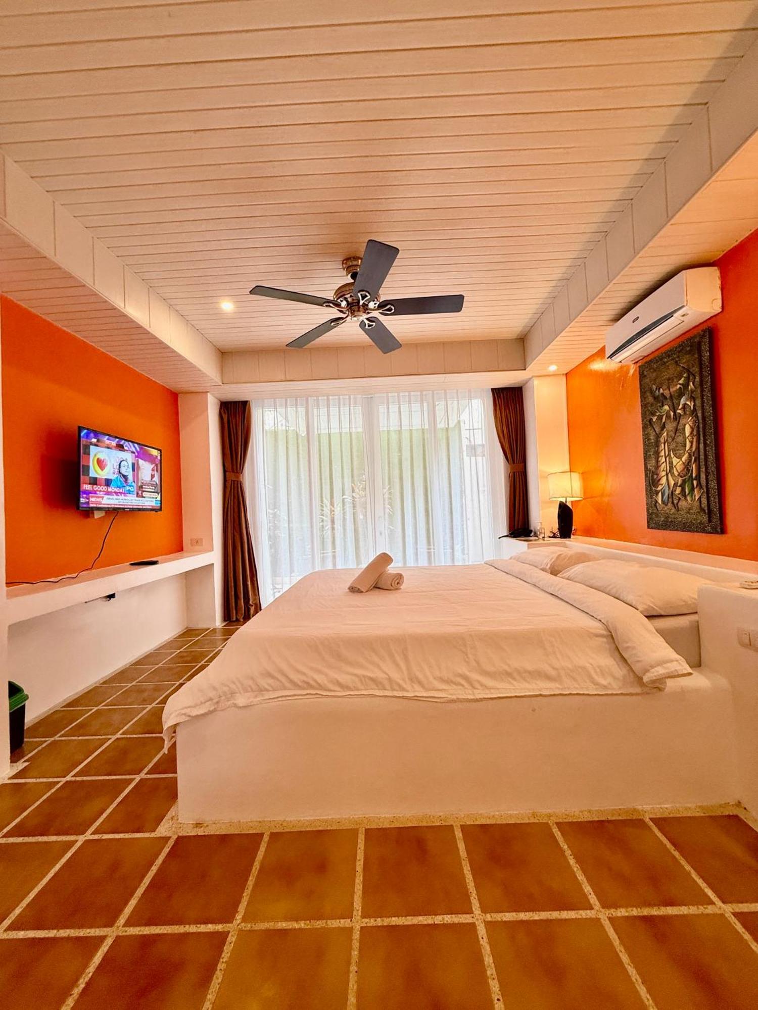 Calypso Beach And Dive Resort Manoc-Manoc Exterior photo